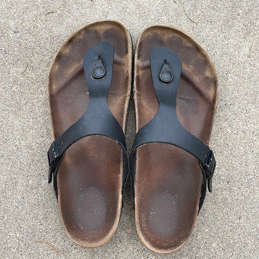 Black Gizeh Birkenstocks size 39
